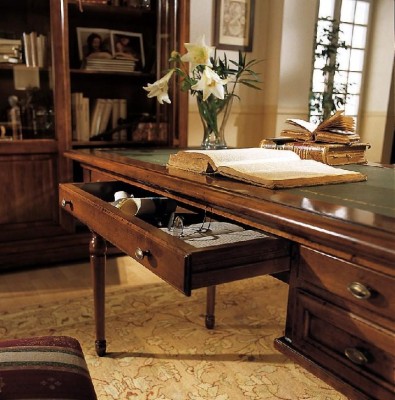 Деревянный офисный стол с мягким стулом в комплекте 