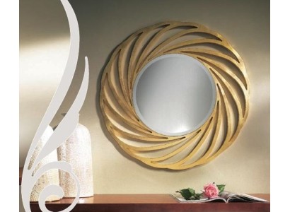 Большое настенное зеркало круглой формы в золотом обрамлении в современном стиле