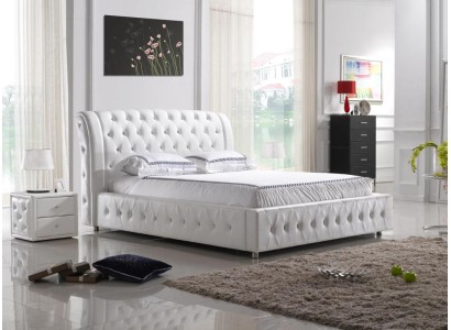Большая двуспальная кровать честерфилд гостиничного типа с белоснежном цвете