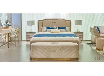 Большая двуспальная кровать с прикроватными тумбами с золотым обрамлением