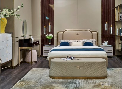Большая двуспальная кровать с мягким изголовьем с прикроватными тумбами с золотым обрамлением в комплекте