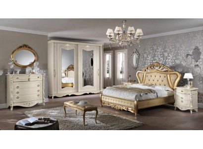 Роскошный спальный гарнитур в классическом стиле молочного цвета с большой двуспальной кроватью и гардеробом