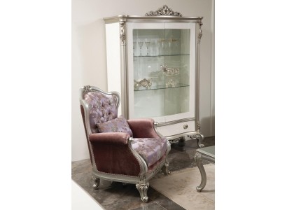 Классическое кресло честерфилд с цветочным принтом лилового цвета