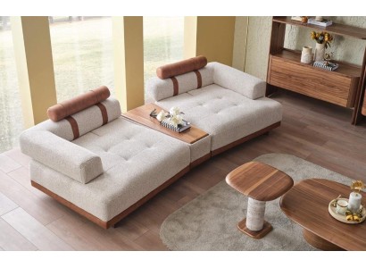 Большой трехместный диван для стильной гостиной выполненный в бежевом цвете