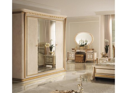 Большой роскошный шкаф  с зеркальными дверями для спальни