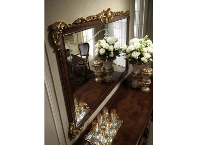 Настенное зеркало в великолепном классическом дизайне