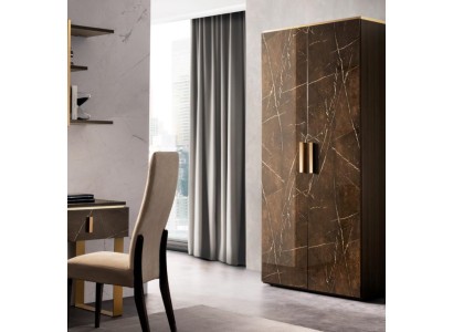 Деревянный качественный шкаф в великолепном дизайне