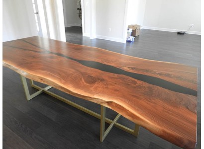 Большой деревянный стол из эпоксидной смолы