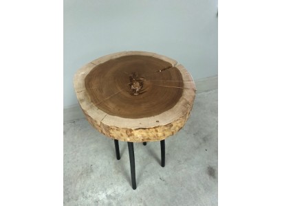 Боковой стол из дерева в дизайнерском стиле