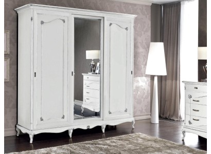 Белый шкаф в дизайнерском стиле