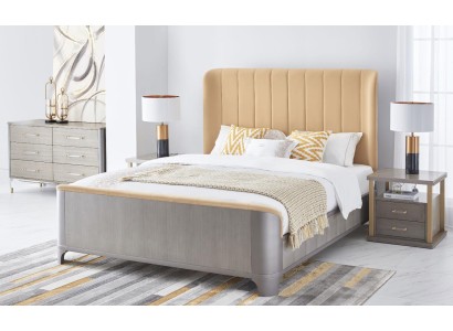 Большая мягкая кровать с прикроватными тумбочками и комодом в современном дизайне 