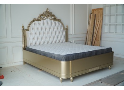 Великолепная двуспальная кровать в классическом дизайне 