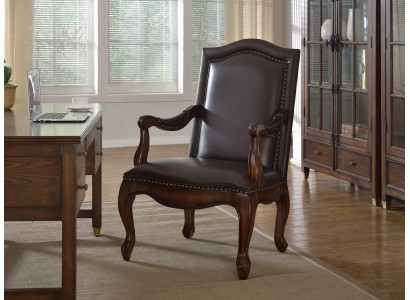 Роскошное кожаное кресло в классическом дизайне 