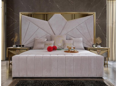 Двуспальная кровать с двумя прикроватными тумбочками в люксовом дизайне премиум класса в белых тонах с элементами под золото