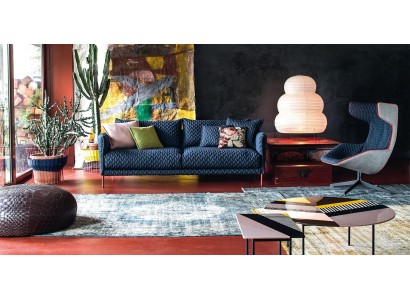 Дизайнерский 3-х местный диван и кресло с подлокотниками в текстильной обивке для гостиной