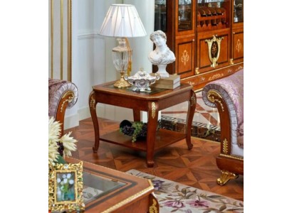 Восхитительный кофейный столик с двумя ярусами выполненный в классическом стиле в теплом коричневом оттенке с декоративными элементами золотого цвета 
