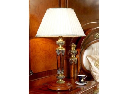 Безупречная настольная лампа выполненная в стиле барокко с невероятными декоративными элементами цвета золота и серебра 