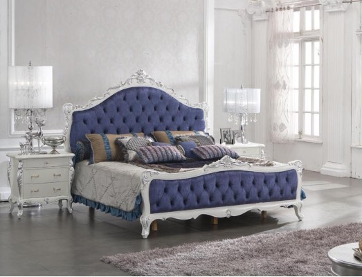 Безупречная синяя кровать выполненная в стиле Честерфилд с декоративными элементами цвета серебра и 2 прикроватные тумбочки 