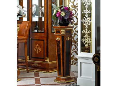 Потрясающая подставка для цветов выполненная в классическом стиле в коричневом оттенке с декоративными элементами золотого цвета 