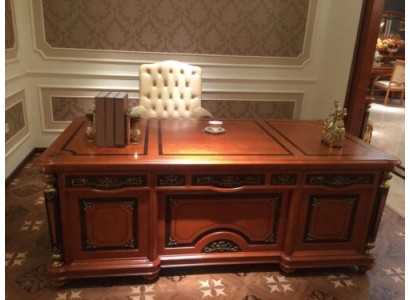 Великолепный комплект мебели для офиса выполненный в классическом стиле состоящий из письменного стола теплого коричневого оттенка и эргономичного светлого кресла 