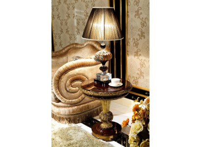 Безупречный кофейный столик выполненный в классическом стиле с контрастным цветовым решением и сочетанием темного коричневого оттенка и золотого цвета 