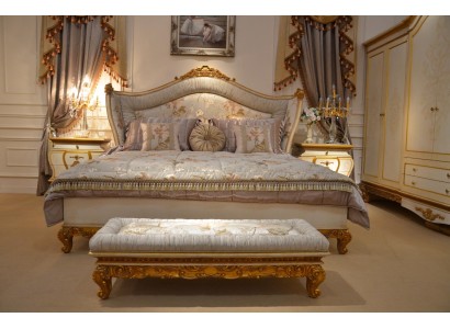 Аристократичная кровать выполненная в классическом стиле с потрясающим волнообразным силуэтом и декоративными элементами золотого оттенка 