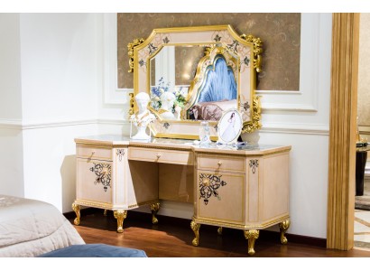 Визуально сказочный и волшебный набор мебели для спальни состоящий из роскошного туалетного столика и зеркала