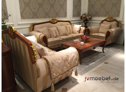 Восхитительный комплект диванов 3+2+1 в классическом стиле с чудесными узорами на обивочной ткани