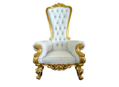 Изумительное белоснежное богато декорированное кресло в стиле барокко и с элементами стиля Честерфилд 