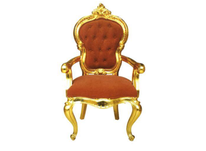 Изящный стул оригинального оранжевого оттенка с опорами блестящего золотого цвета выполненный в стиле барокко 