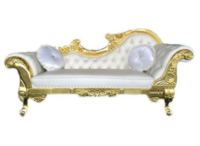 Аристократичная модель дивана-канапе выполнена в чудесном белом цвете с дополнительным золотым оттенком в области объемной резьбы 
