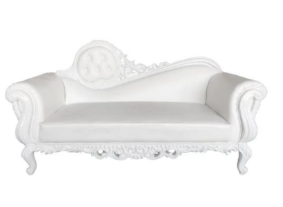 Белоснежный изумительный диван-канапе с потрясающим динамичным силуэтом и объемной резьбой в качестве декорации 