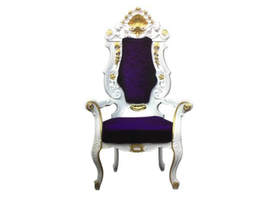 Великолепный классический стул глубокого фиолетового оттенка с контрастными по цвету декоративными элементами в стиле барокко 