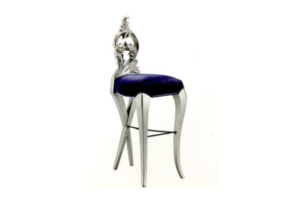 Барный стул насыщенного синего цвета с декоративной спинкой и опорами серебристого оттенка выполненный из натурального дерева
