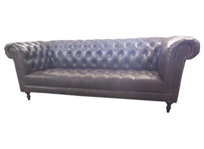 Роскошный четырехместный кожаный диван Честерфилд в современном дизайне