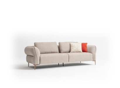 Бежевый 3-х местный диван в лаконичном современном дизайне из качественных материалов с мягкими сиденьями на высоких ножках для гостиной комнаты