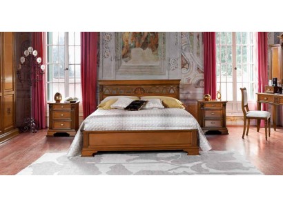 Роскошная коричневая кровать выполненная из дерева в античном стиле
