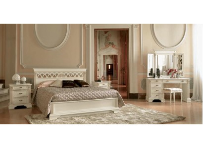 Роскошная кровать для спальни в белом цвете с золотыми вставками
