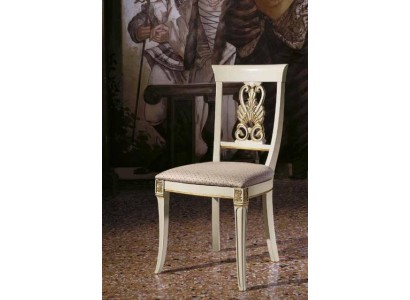 Роскошный дизайнерский стул выполненный из дерева в белом цвете с золотыми вставками