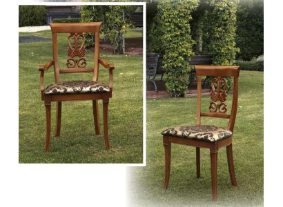 Классический деревянный стул в коричневом цвете выполненное из дерева с мягкой обивкой