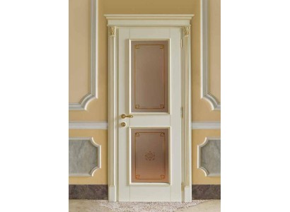Классическая межкомнатная дверь в молочном цвете с золотыми вставками