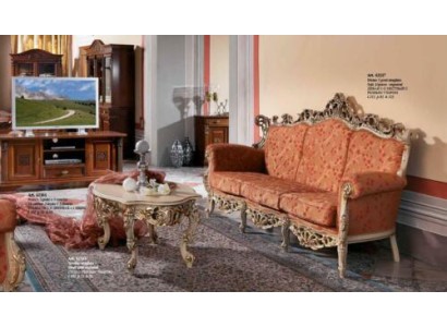 Классический трехместный диван в стиле борокко в персиковом цвете