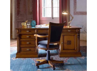 Офисный комплект стола и кресла выполненный из дерева в стиле борокко