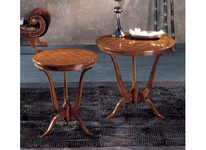 Кофейный столик выполненный из дерева в современном стиле