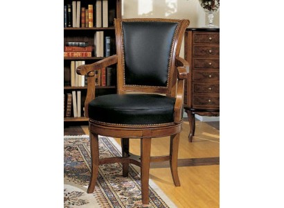 Классический стул выполненный из дерева в итальянском стиле