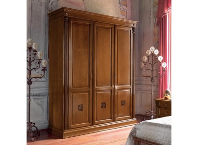Восхитительный большой шкаф в спальную комнату в античном стиле