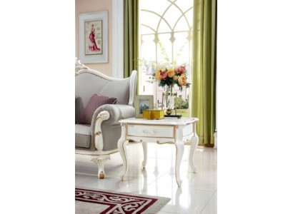 Великолепный боковой столик белого цвета в классическом стиле