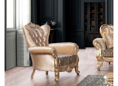 Изысканное классическое кресло золотистого оттенка 