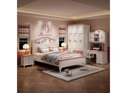 Великолепная кровать для детской комнаты выполненная в шикарном розовом цвете