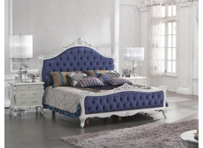 Большая классическая кровать синего цвета в ярких тонах для вашего комфорта